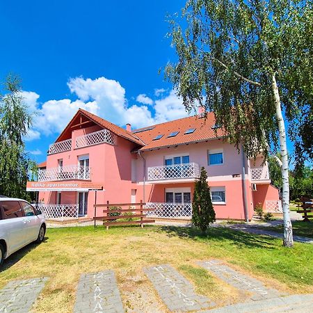 Ildiko Apartmanhaz Zamárdi Dış mekan fotoğraf